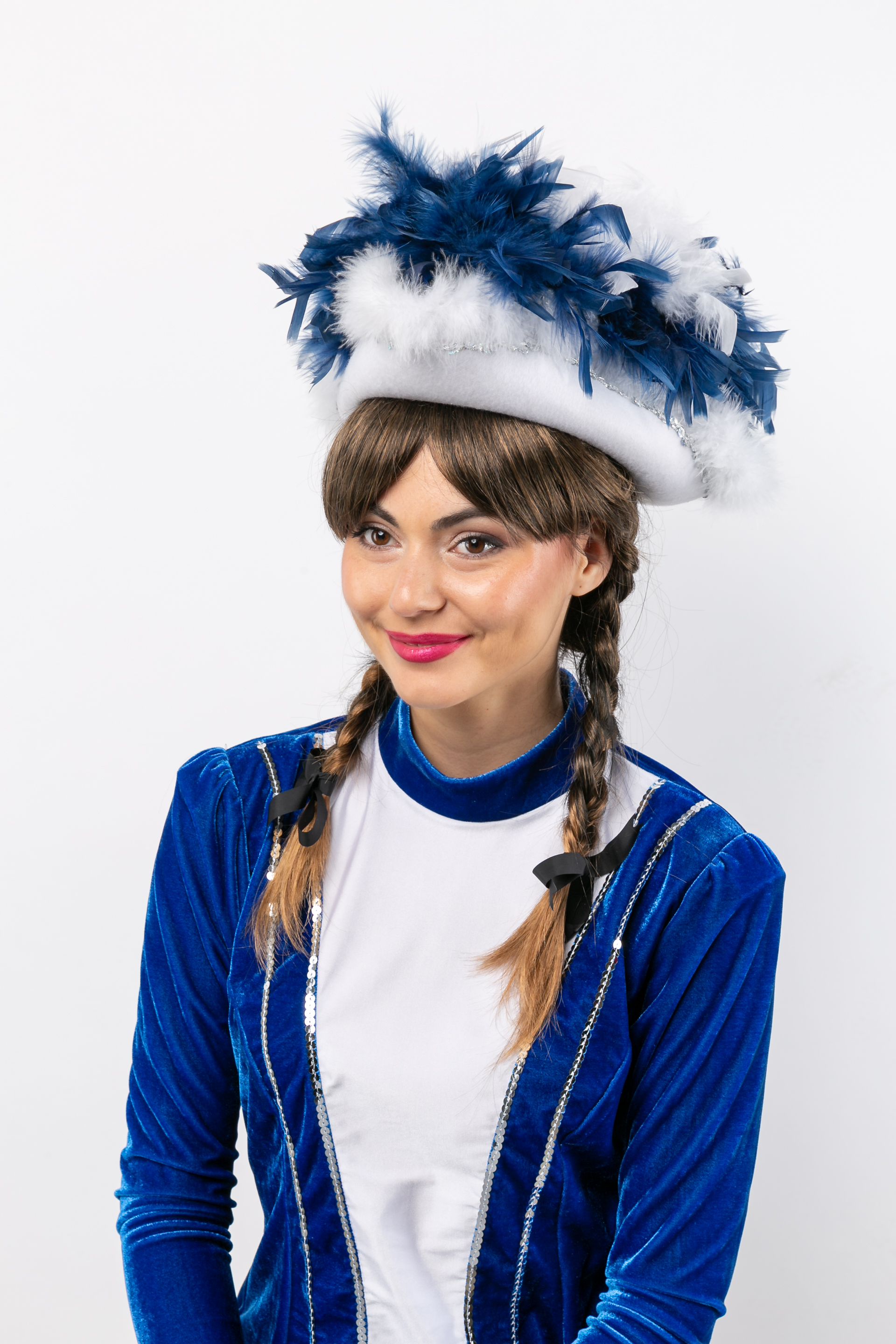 Funkenhut, weiß mit blauer Boa 
